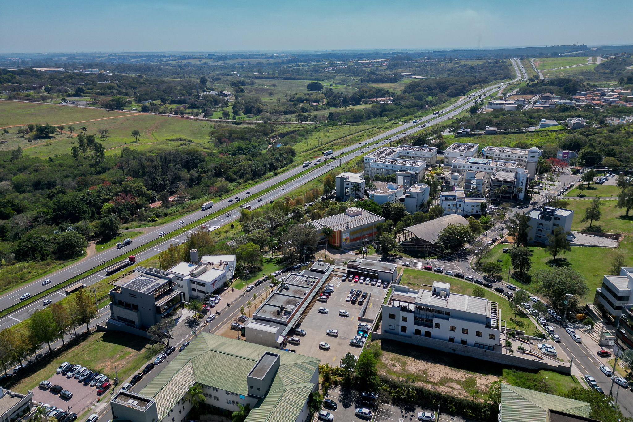 AlphaVille Empresarial — vista aérea do complexo e do entorno